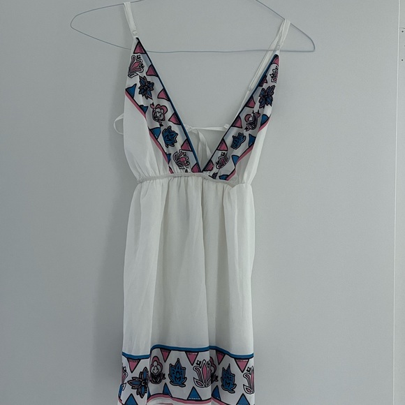 Sabo Skirt - White Backless Dress - Picture 1 of 5